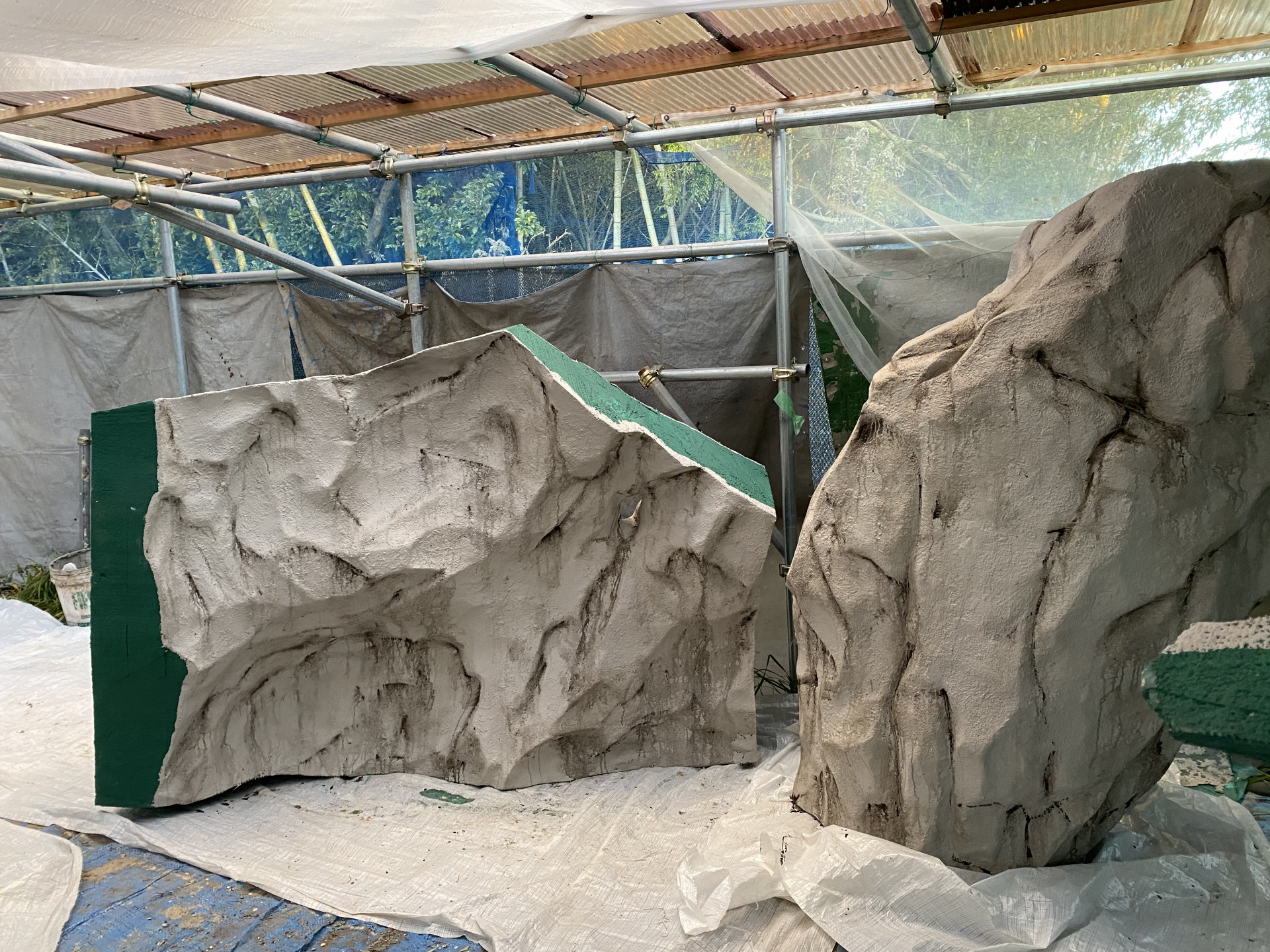 発泡スチロールで岩造り